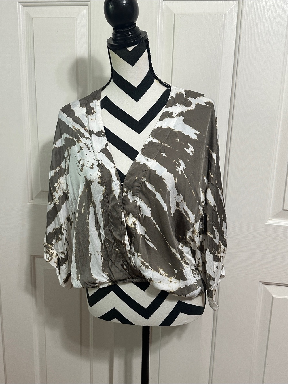 Young Fabulous & Broke Taupe and White Tie-Dye V-Neck Blouson Top